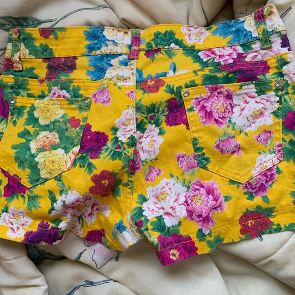 Shorts - Picture 2 of 3